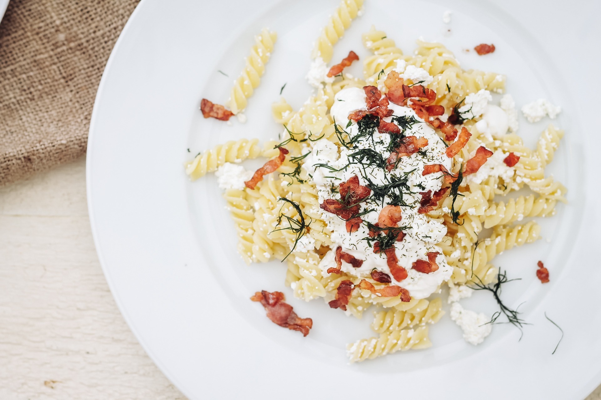 Dill-cottage cheese noodles with fried bacon